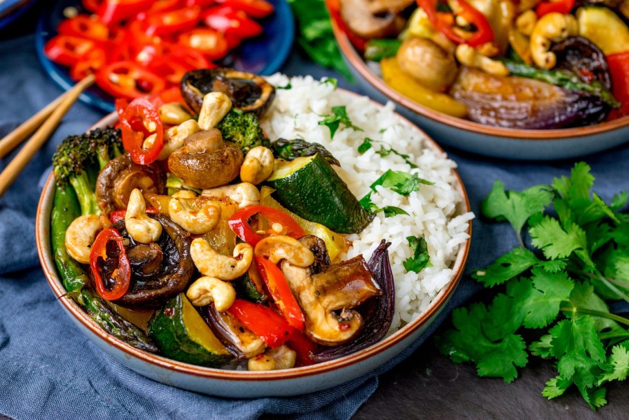 Грибы лисички на рынке