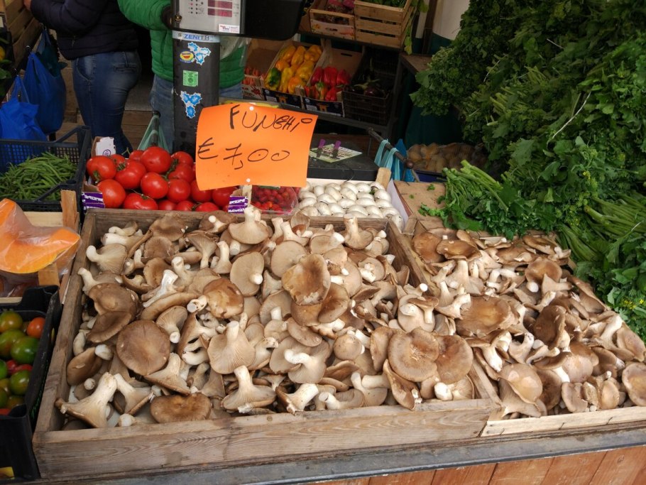 Ярмарка грибов в Италии