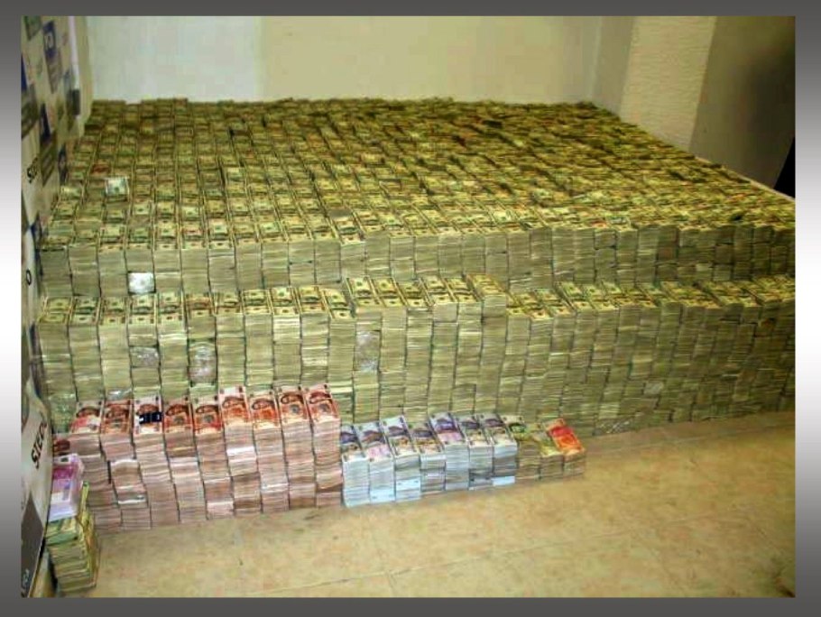 Сотрудник ГИБДД проверяет документы