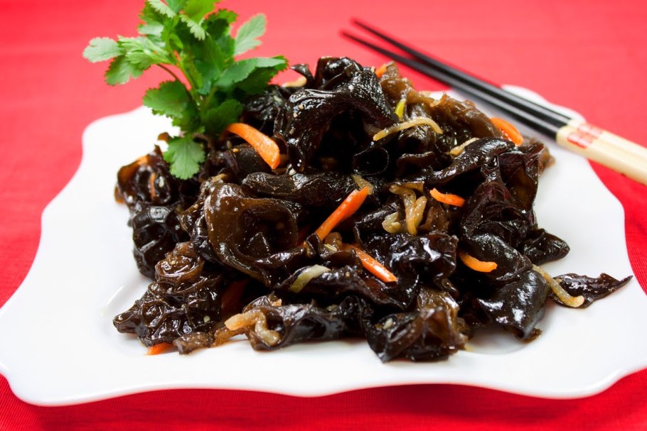 Черный древесный гриб муэр