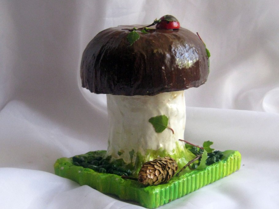 Грибок из гипса для сада