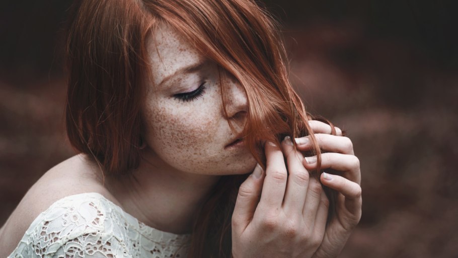 Рыжая девушка с веснушками