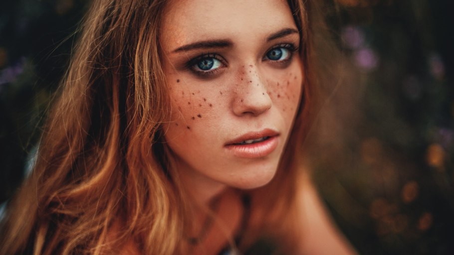 Красивая девушка с веснушками