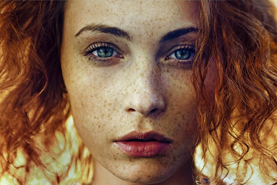 Девушка с веснушками