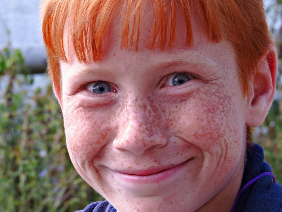 Рыжий мальчик с веснушками