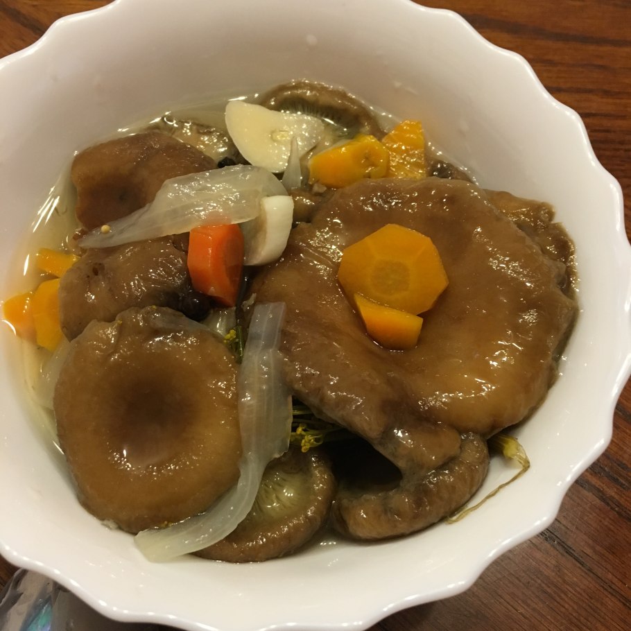 Соленые волнушки со сметаной и луком