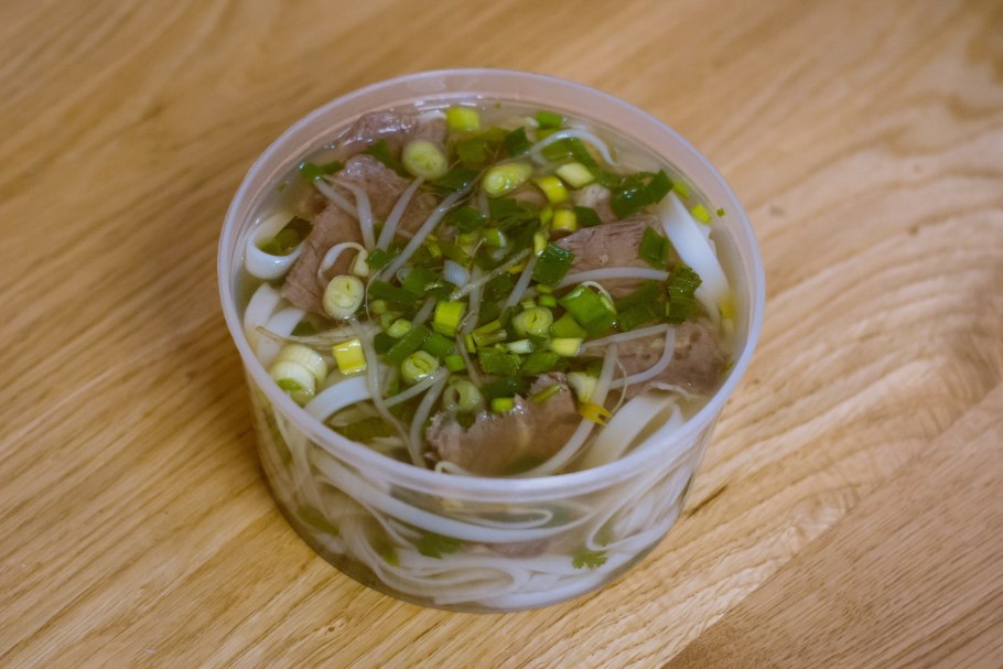 Жареные грибы на тарелке