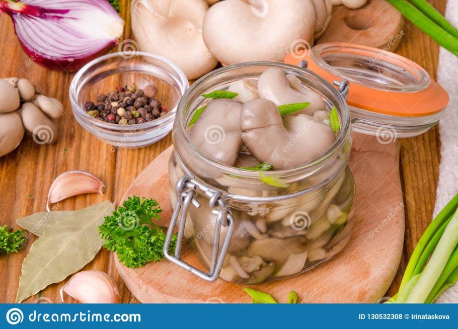 Грибы грузди в банке