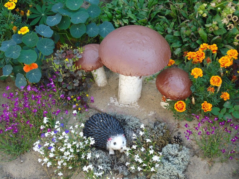 Украшение сада фигурками