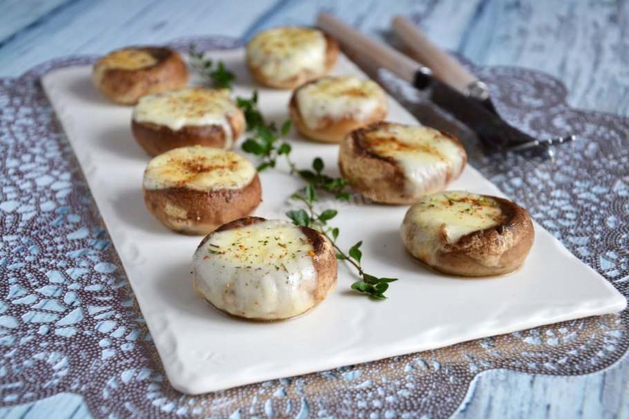 Шампиньоны запеченные в духовке с сулугуни