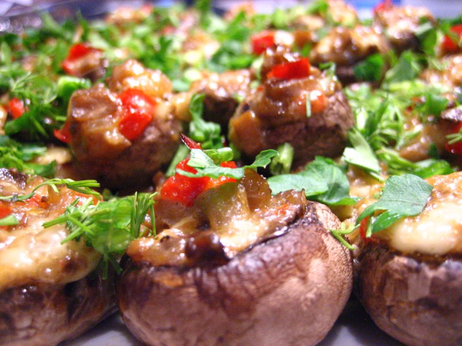 Фаршированные шампиньоны в духовке с сыром