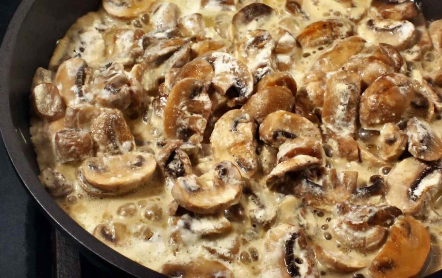 Шампиньоны в сметане на сковороде