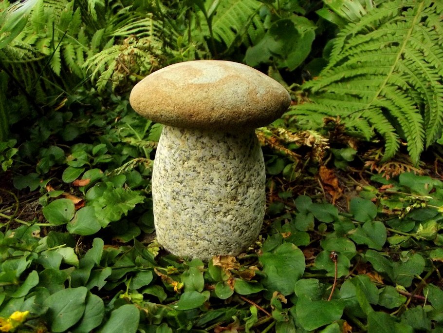Садовая фигура белый гриб