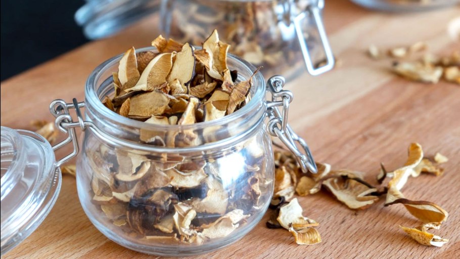 Сушеные белые грибы в банке