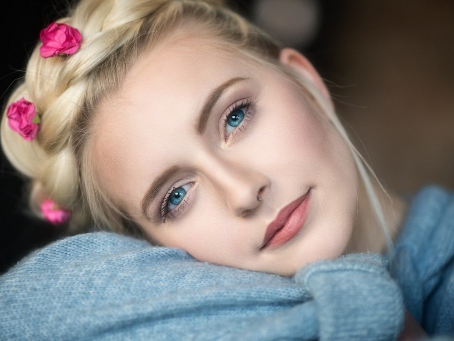 Блондинка с голубыми глазами