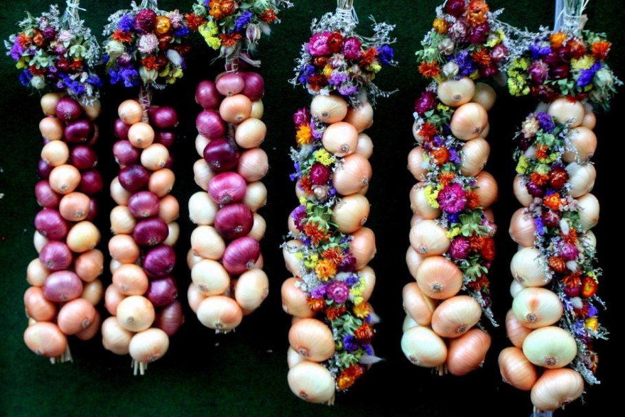 Лук в косичках