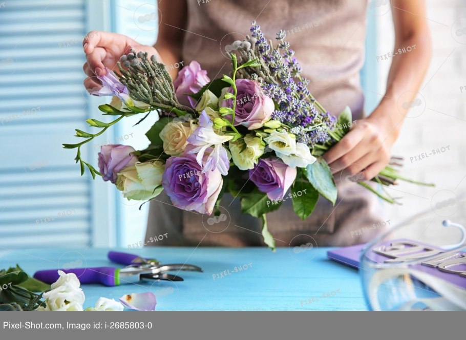 Флорист с букетом