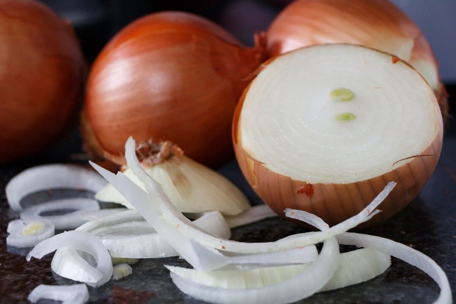Лук репчатый на столе