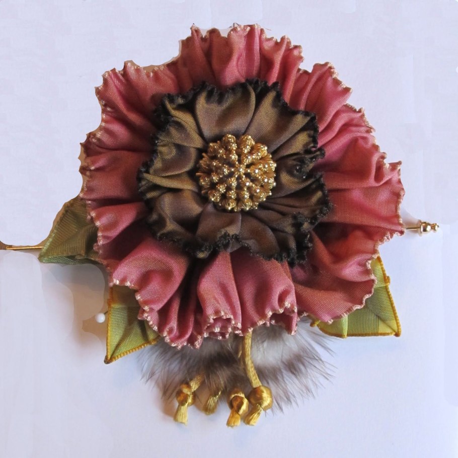 Брошь цветок из ткани