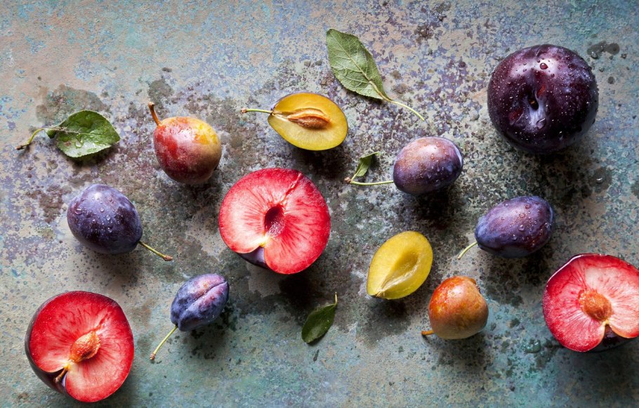 Слива листья