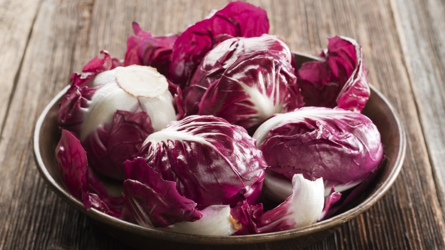 Радиккио салат с красными листьями