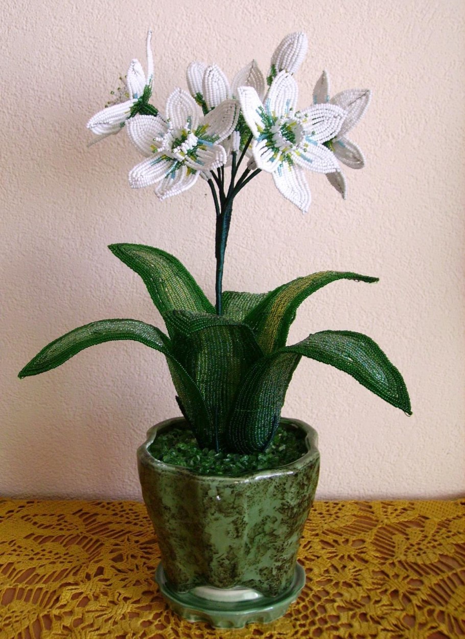 Амазонская лилия из бисера светланы сапегиной