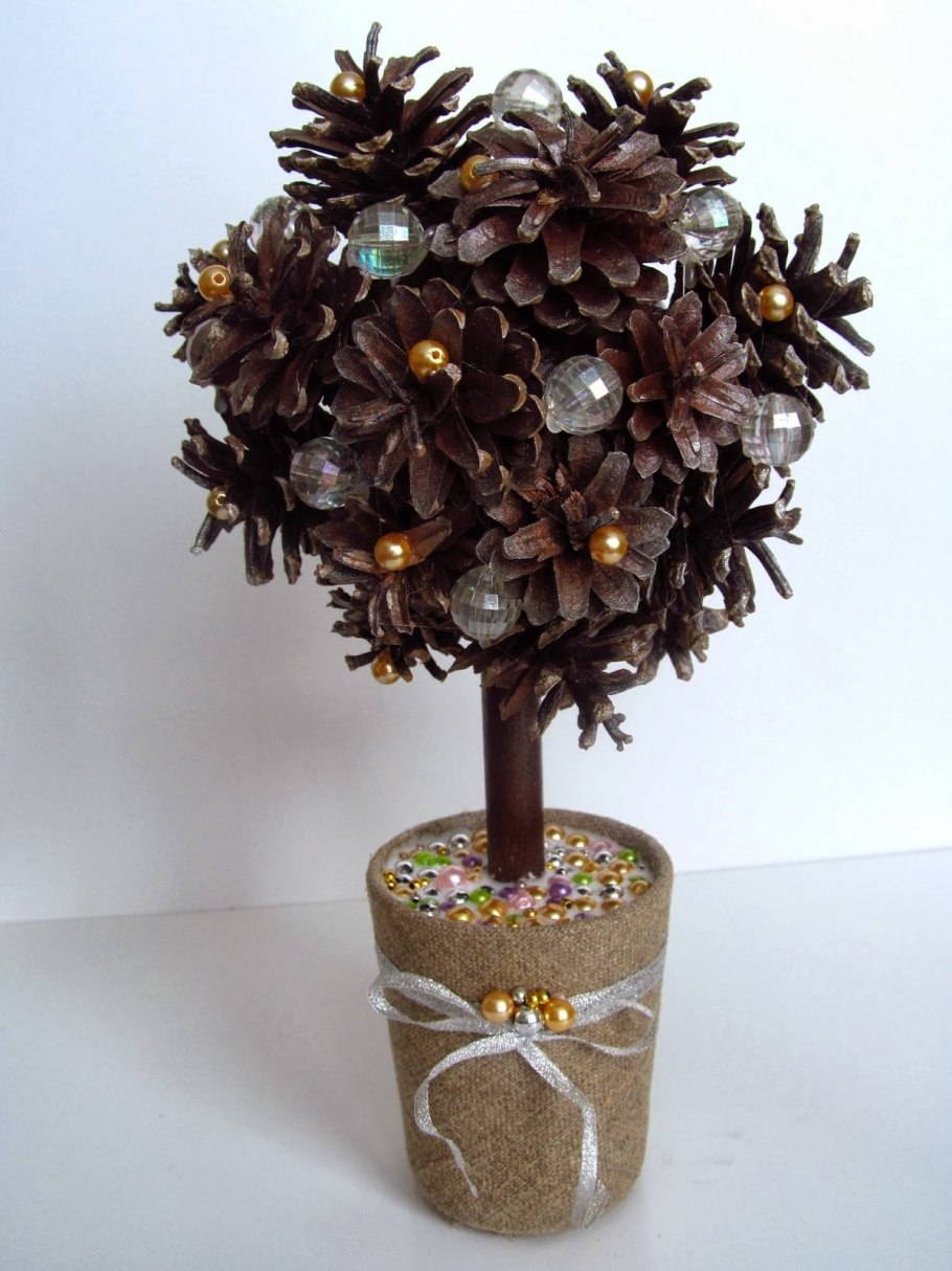 Топиарий из шишек