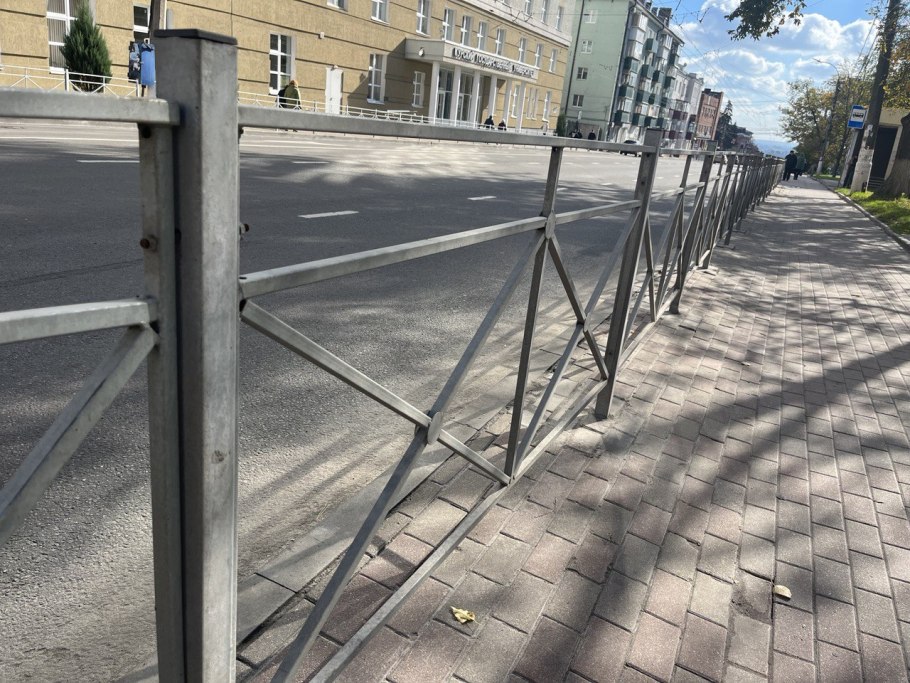 Металлические пешеходные ограждения