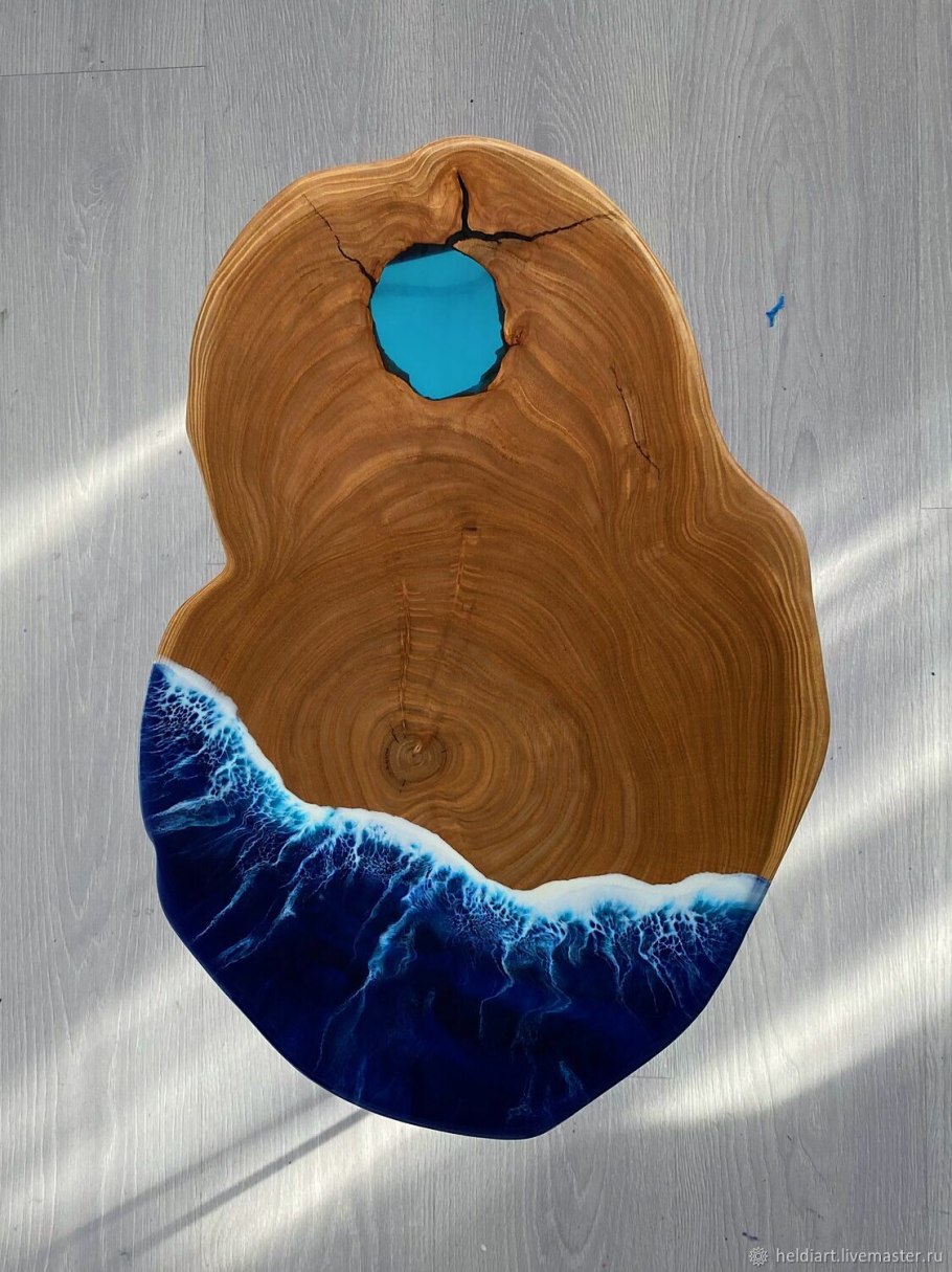 Стол из дерева с эпоксидной смолой