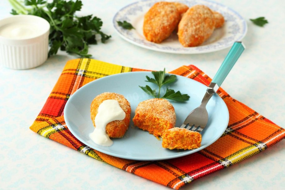 Морковные котлеты с гарниром