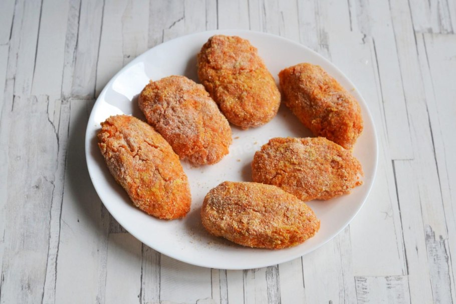 Для приготовления морковных котлет морковь нарезают