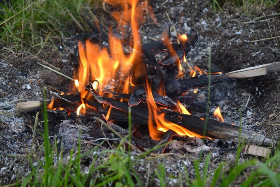 У костра