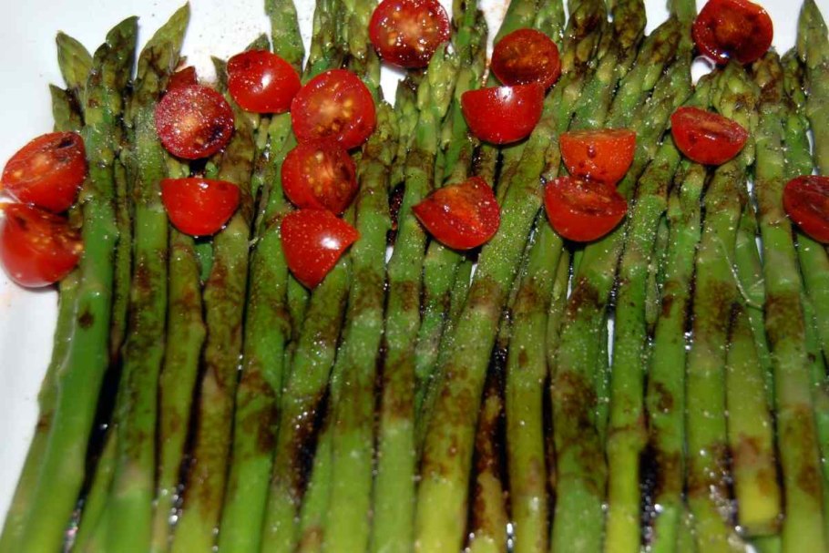 Спаржа (Asparagus officinalis).