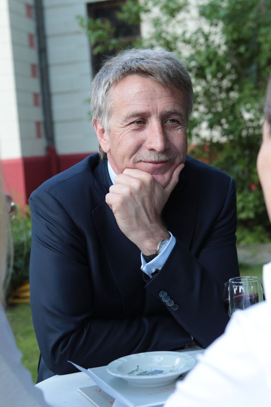 Шафран на белом фоне