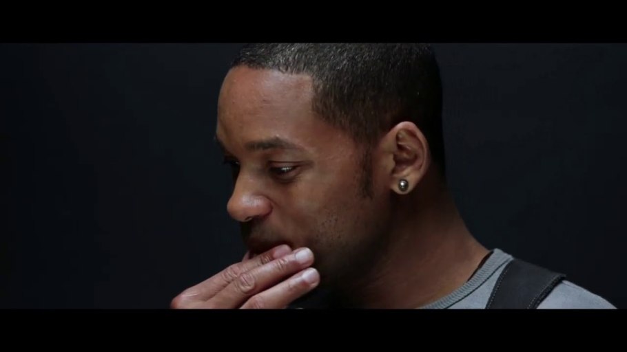 Энтони Смит в очках на пресс конференции