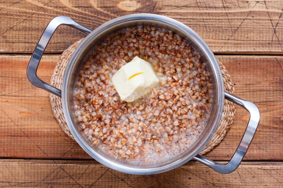 На гречку морковь добавляется