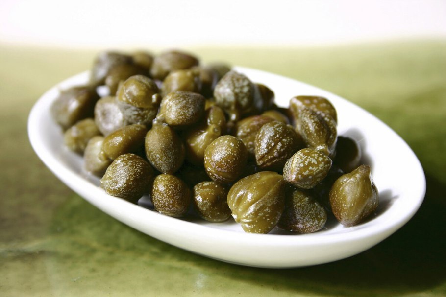 Каперсы колючие (Capparis spinosa)