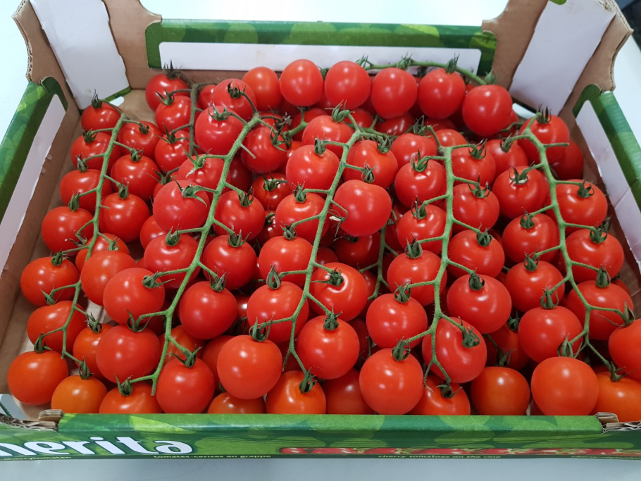 Помидоры черри в ящике