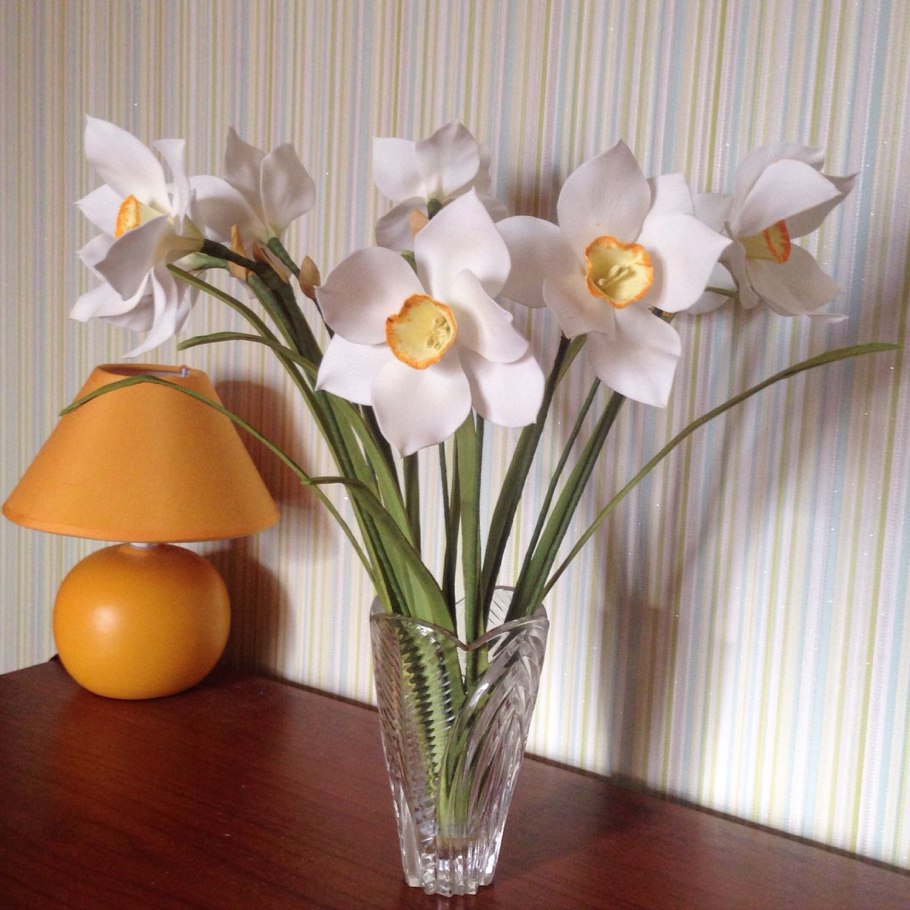 Букет с розами и нарциссами