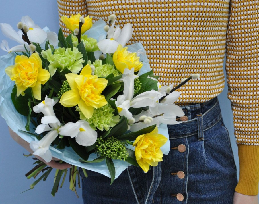 Желтые нарциссы букет