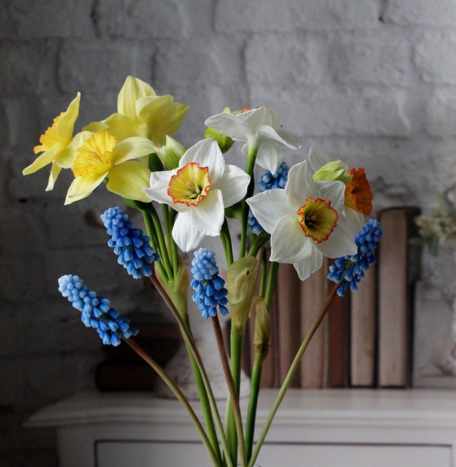 Нарциссы букет