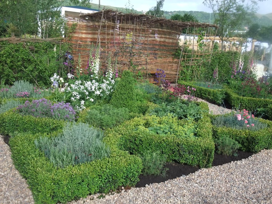 Клумба грядка розмарин тимьян