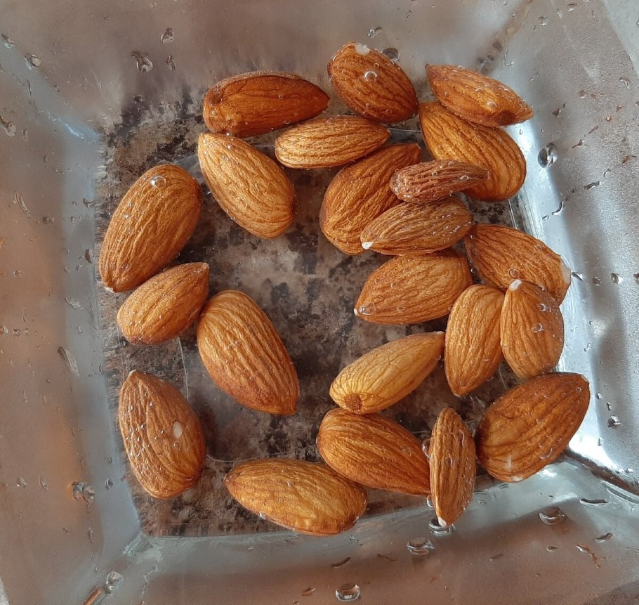 Незрелый миндаль