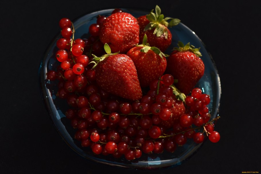 Ягоды и фрукты в вазочках