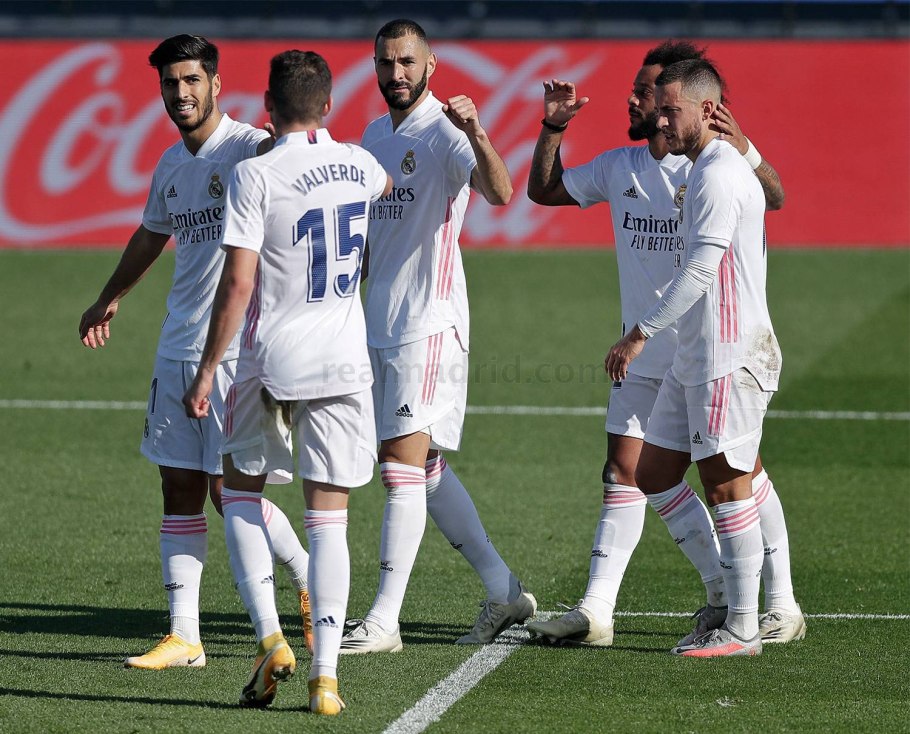 Сильвия Карузо в платье