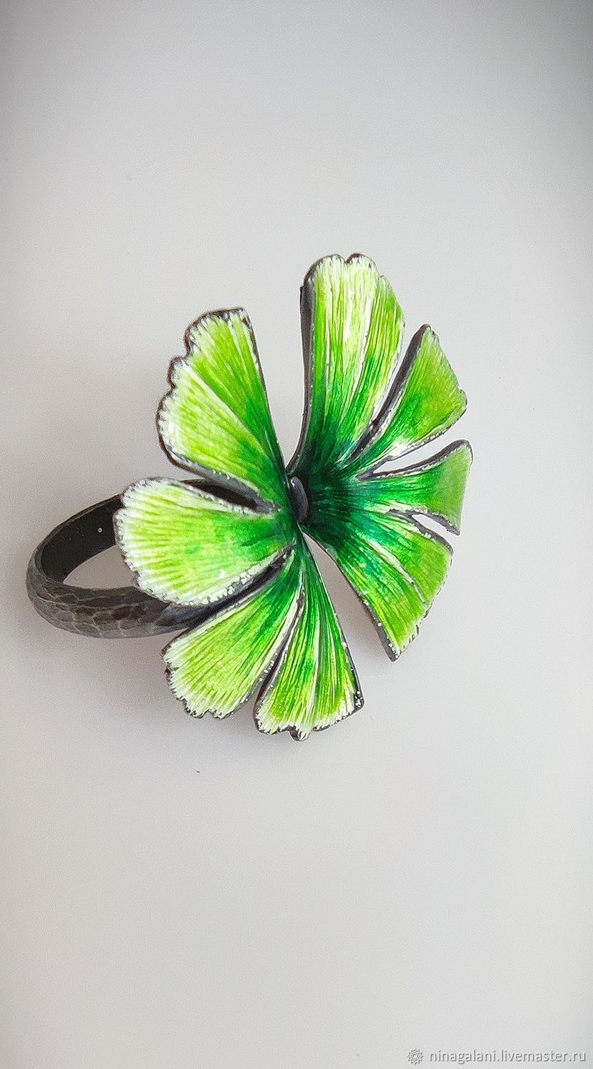 Листья гинкго из воды