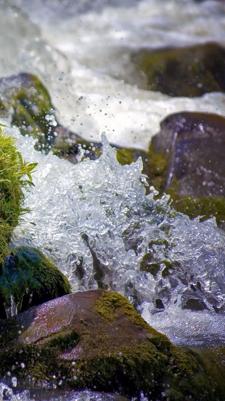 Брызги воды река