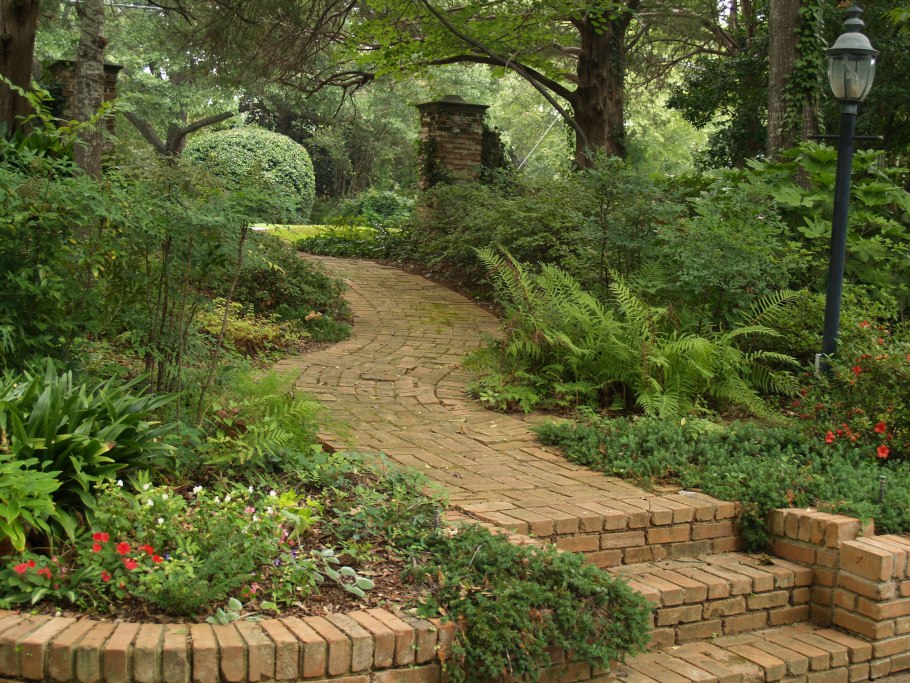 Извилистая тропинка в саду ландшафт