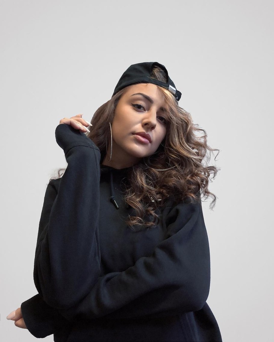 Дворецкая певица