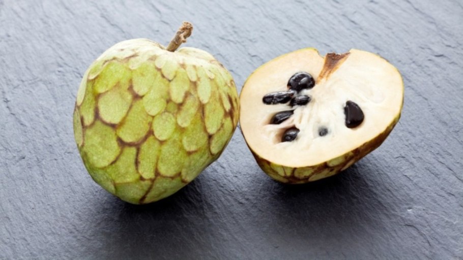 Испанский фрукт черимойя